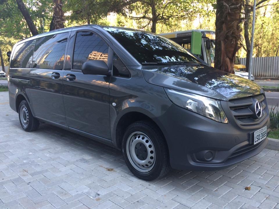 Van executiva Mercedes-Benz Vito da Oceânica Turismo