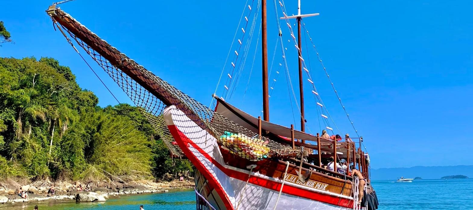 Escuna tradicional na praia em Angra dos Reis