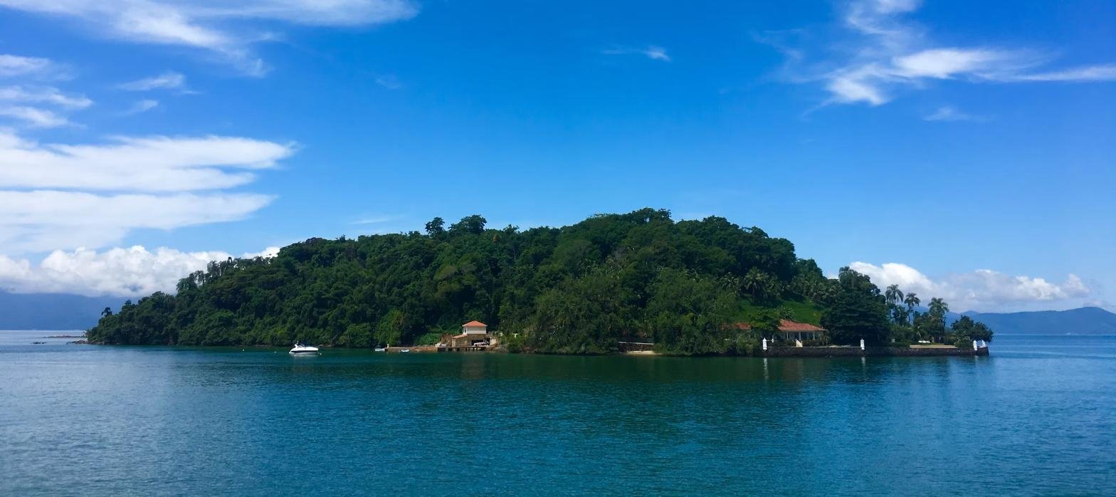 Ilha verde na Baía de Angra dos Reis vista do mar