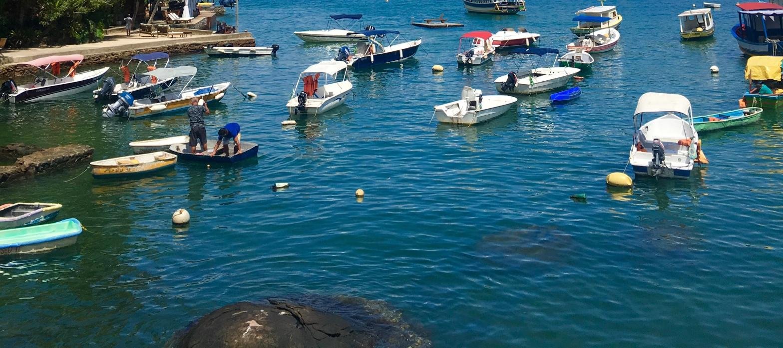 Marina com barcos ancorados em Angra dos Reis