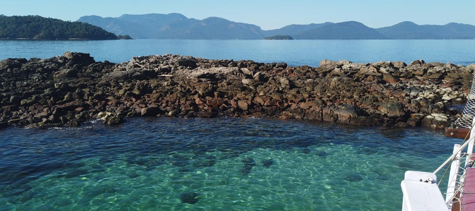 Piscina natural de água cristalina entre pedras em Angra dos Reis