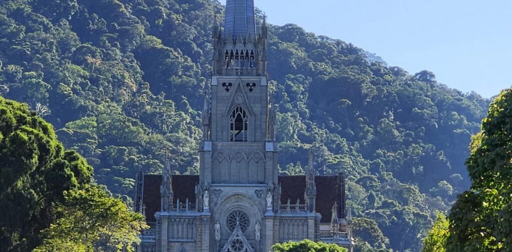 Catedral de Petrópolis com torre gótica e Serra da Estrela ao fundo