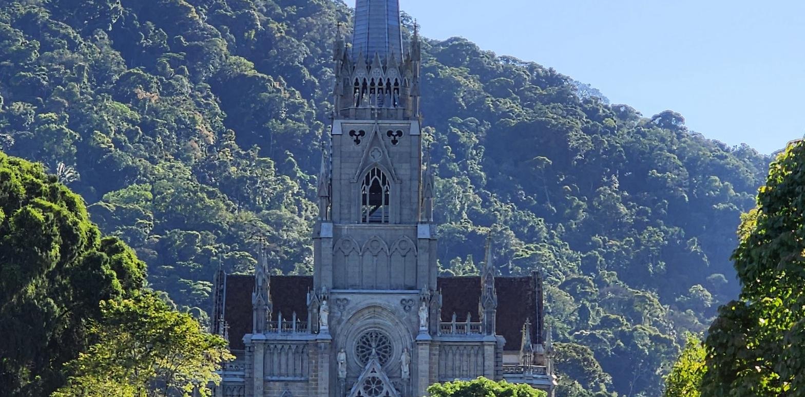Catedral de Petrópolis com torre gótica e Serra da Estrela ao fundo