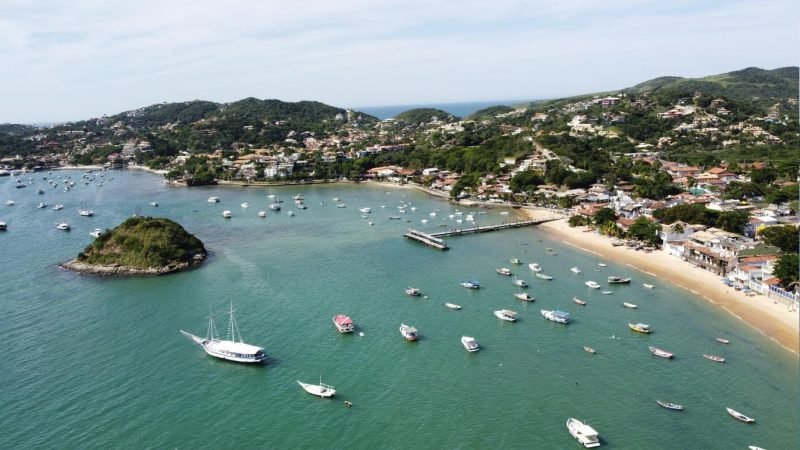 Vista aérea da Baía de Búzios com barcos e praia, Rio de Janeiro