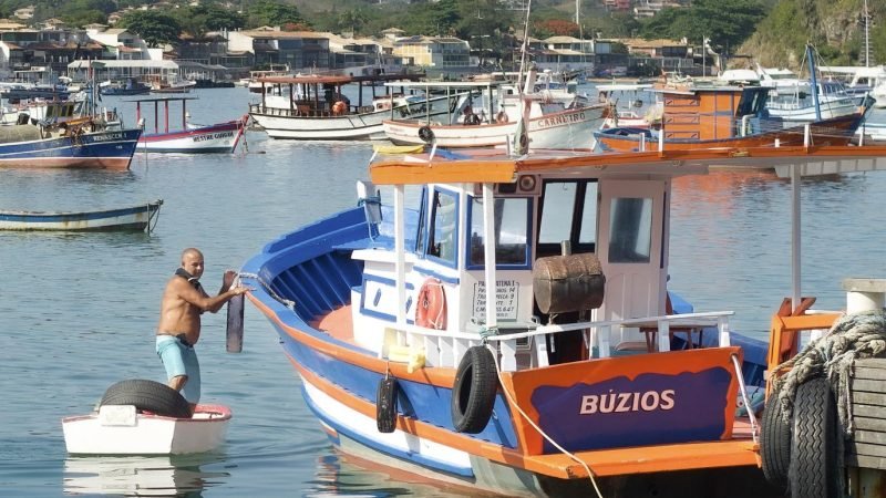 Barcos de pesca coloridos no porto de Búzios, Rio de Janeiro