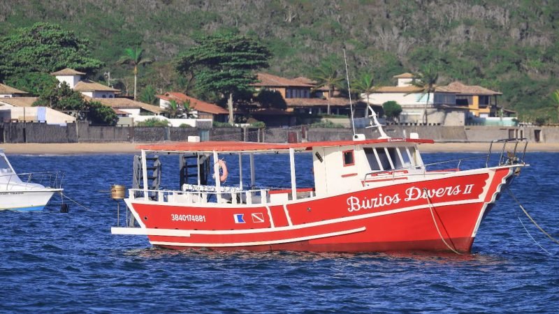 Barco Búzios Divers II ancorado na costa de Búzios, Rio de Janeiro
