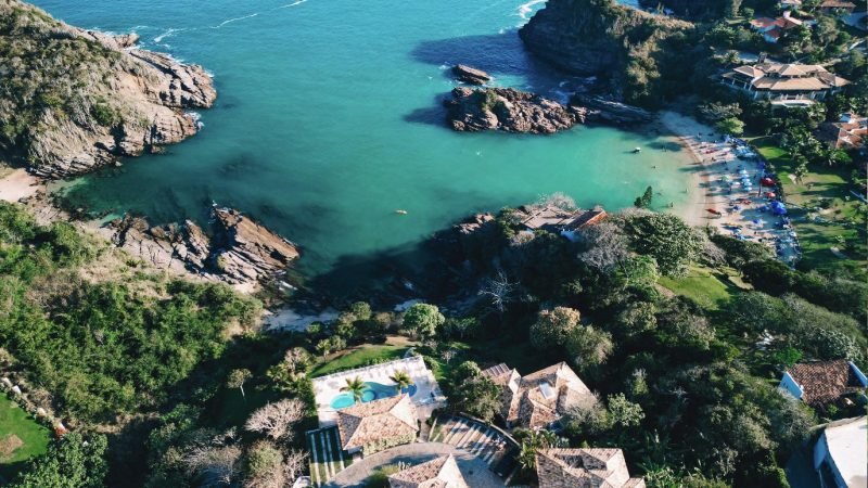 Vista aérea da Praia da Ferradurinha em Búzios, RJ, com águas turquesa