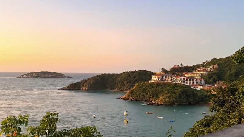Pôr do sol na costa de Búzios, RJ, com vista da orla e ilha ao fundo