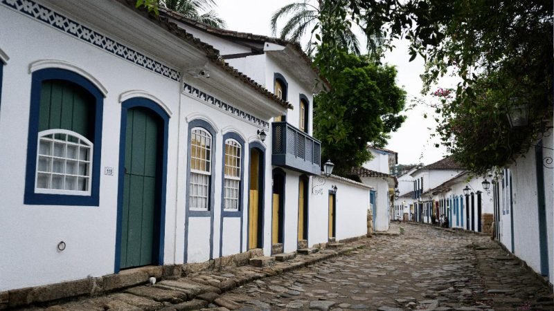 Rua histórica de Paraty com casarios coloniais e varandas típicas