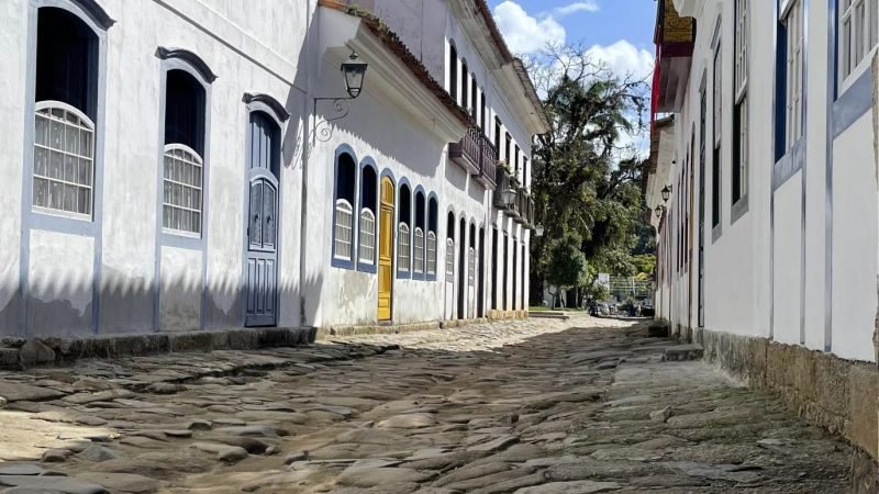Rua de pedras coloniais no centro histórico de Paraty, RJ