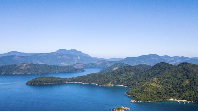 Vista aérea das ilhas e baía de Paraty com águas azul-turquesa